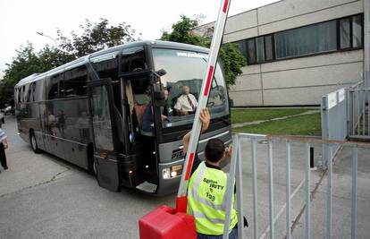 Nepažnja vozača: Bus s igračima udario u rampu