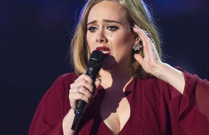 Adele prekinula koncert jer je opet zaboravila riječi pjesme