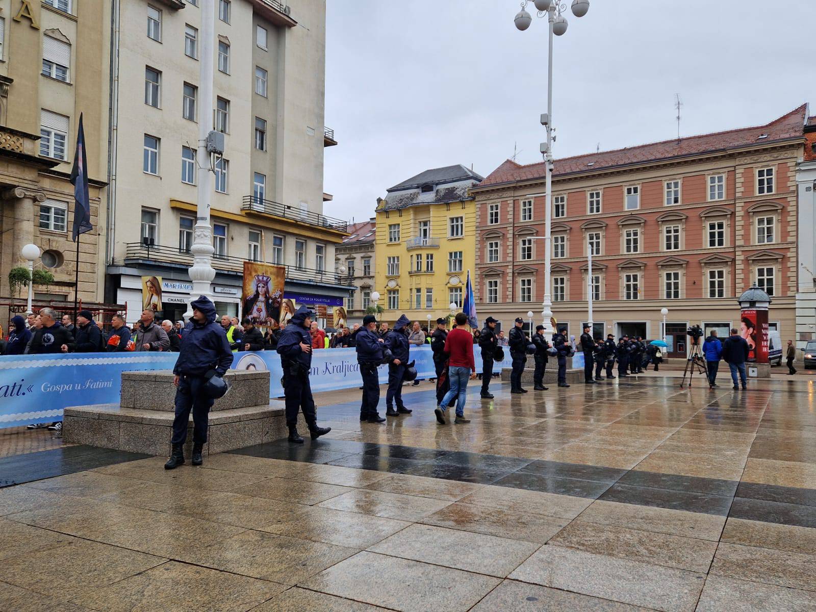 VIDEO Nije ih spriječila kiša: Molitelji i ove subote na Trgu, uz njih stigli i protuprosvjednici