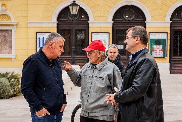 Split: Predsjednički kandidat Miro Bulj ispred Splitskog HNK održao je  konferenciju za medije