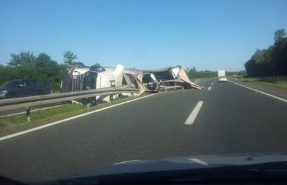 Na autocesti kod odmorišta Novska prevrnuo se kamion