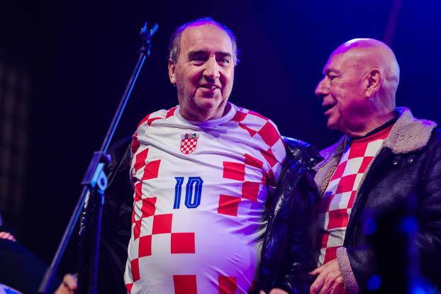 Zadar: Livaković i Erlić na bini u društvu Mladena Grdovića pjevali okupljenima