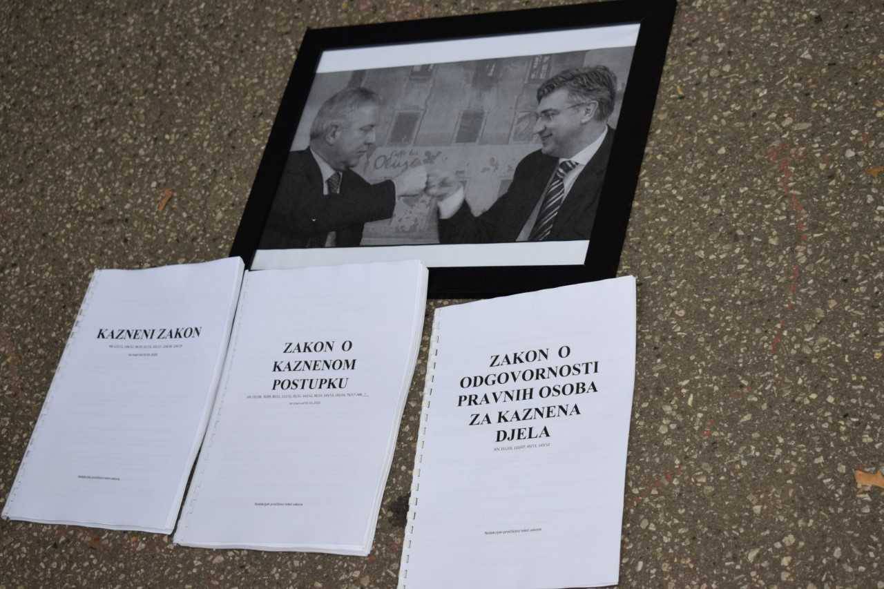 Mladi SDP-ovci na Trg žrtava fašizma donijeli sliku Sanadera i Plenkovića, ali i Kazneni zakon