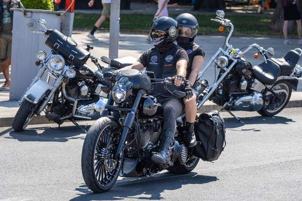 Nekoliko tisuća vlasnika Harley Davidsona prolazi kroz Pulu u defileu