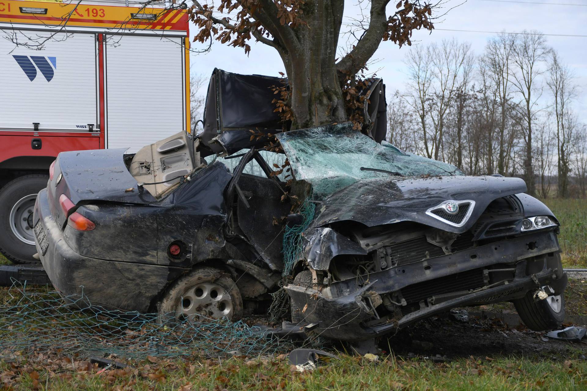 Kozarevac: Vozačica poginula u prometnoj nesreći, automobil se obavio oko stabla