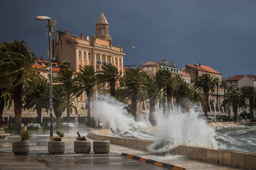 Split: Orkansko jugo potopilo rivu te stvaralo probleme u pomorskom prijevozu