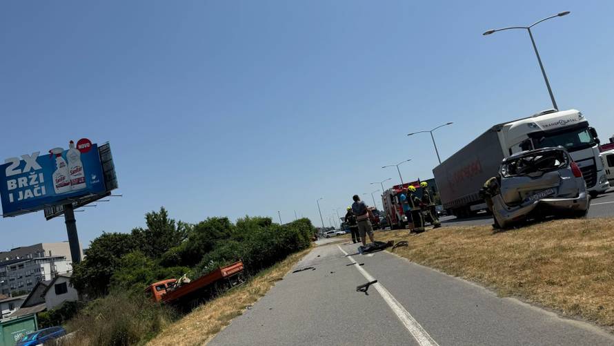 VIDEO Tri skršena vozila u Zagrebu! HGSS-ovac slučajno bio na mjestu sudara i pomagao