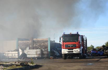 Požar na odlagalištu otpada u Šibeniku: Širi se gusti crni dim