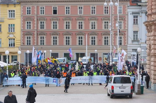 Zagreb: Interventna policija osigurava molitelje na glavnom Trgu