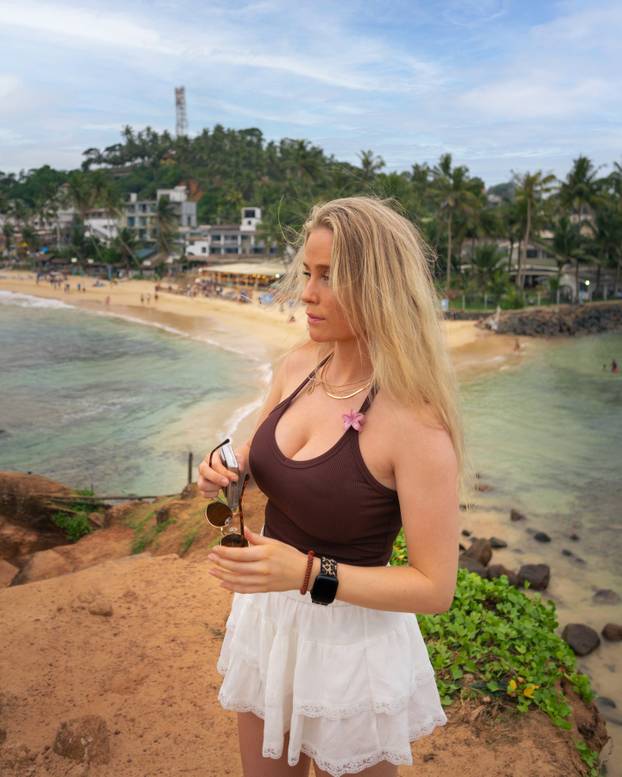 FOTO Ova 'crvena vražica' mami poglede i drugih navijača. Ili je u dresu, ili se fotka u bikiniju...