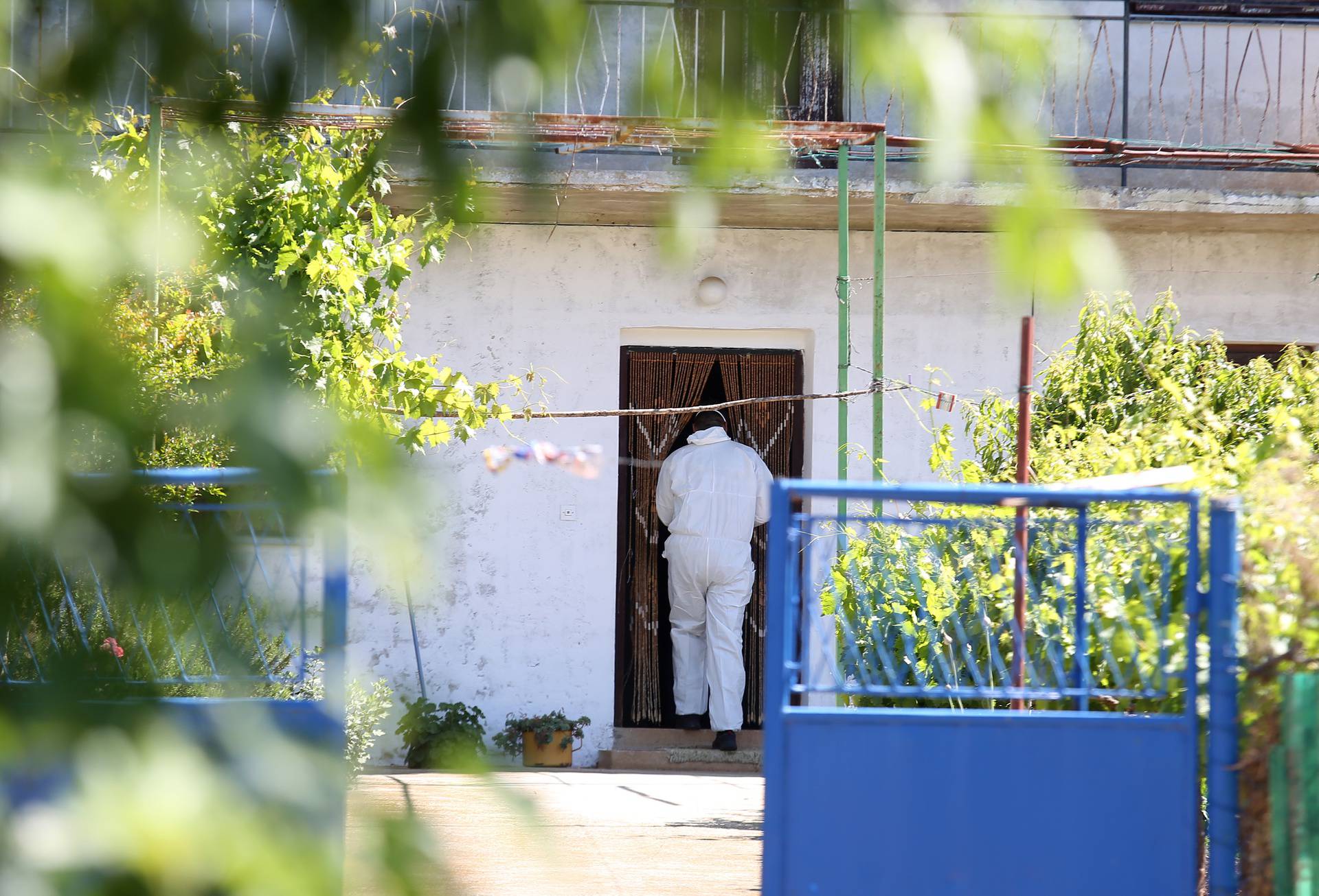 Policija dovodi osumnjičenog za ubojstvo u kuću u Gaćeleze kako bi se rekonstruirao događaj