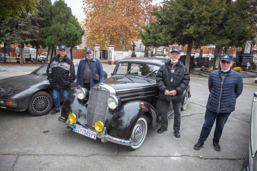 Vozio je 54 godine starog Fiću: 'U čast našem Jozi potrubili smo dvaput. Bio je naš počasni član'