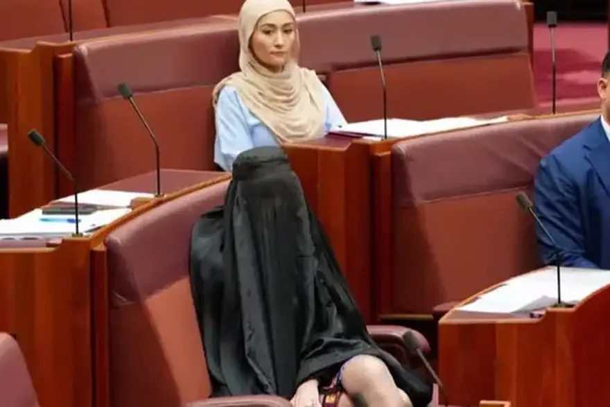 Australija: Nosila je burku u parlamentu, izazvala bijes