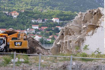 FOTO Nakon nekoliko pokušaja: Srušen Krivi toranj u Mostaru