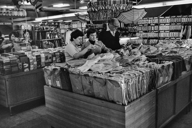 Zagreb: Kupovina u robnoj kući Nama na Kvaternikovom trgu u srpnju 1979. godine