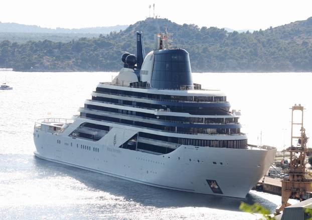 Šibenik: U šibenskoj luci usidrio se najluksuzniji kruzer na svijetu Four Seasons 
