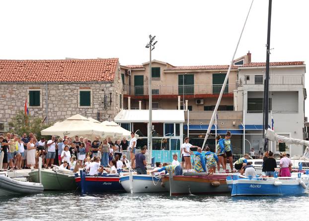 FOTO Ženska regata u Betini oduševila mještane i turiste