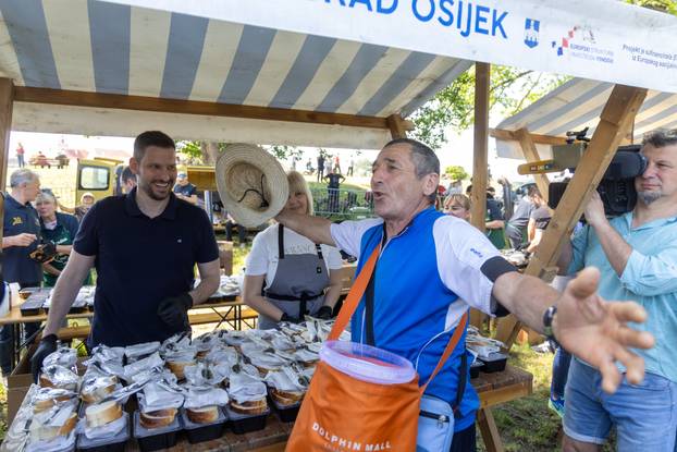 Osijek. Podjela graha na lijevoj obali Drave na Praznik rada