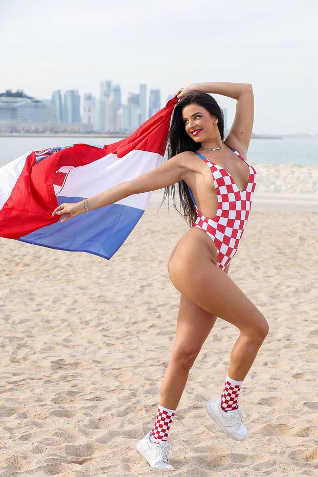 ARHIVA - Ivana Knoll pozirala u kockastom kupaćem kostimu na plaži Ras Abu Aboud