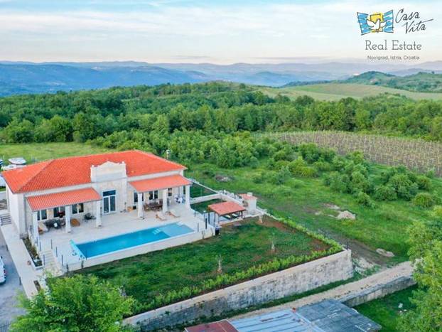 FOTO Počeli graditi grčki hram pa se predomislili? Neobična vila kod Poreča osvaja izgledom