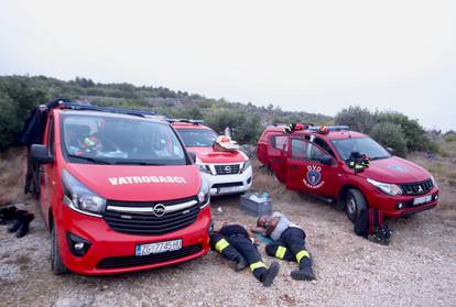 FOTO Umorni heroji: Vatrogasci dočekali jutro na požarištu, leže po travi, spavaju na klupama