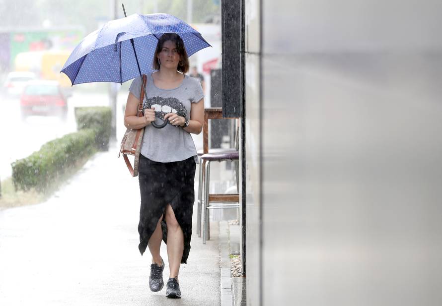 Zagrepčane iznenadio pljusak, tuča i grmljavina poharali Pulu