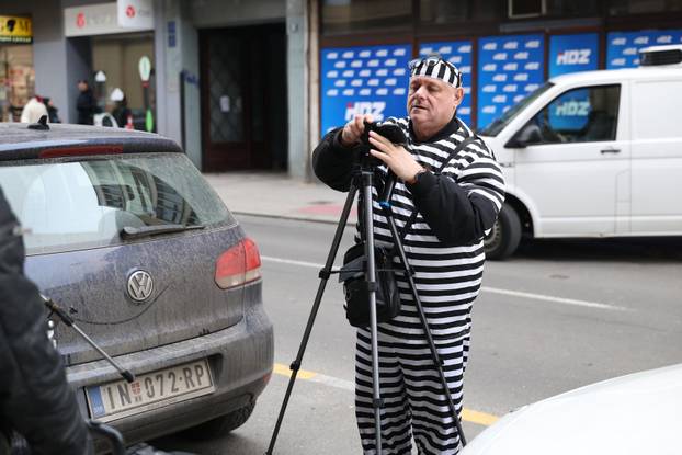 Zagreb: Okupljanje članova A-HSP-a pod vodstvom Dražena Keleminca ispred središnjice HDZ-a