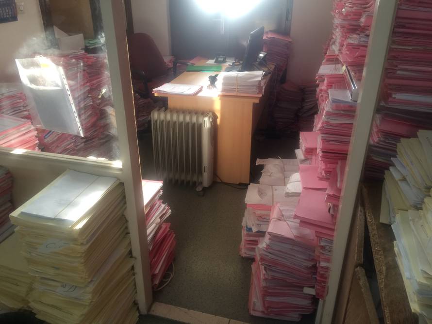 Ovo je za nevjerovati: Djecu po stubama nose na vještačenje