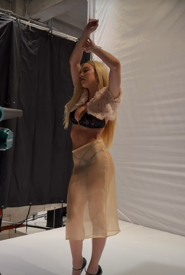 FOTO Sydney se izvija pokraj bazena i na krevetu, ide pred oltar: Pogledajte o čemu se radi