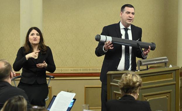 Zagreb: Herman za govornicu u Skupštini izašao s prometnim stupićem, Klisović pomislio da je bazuka