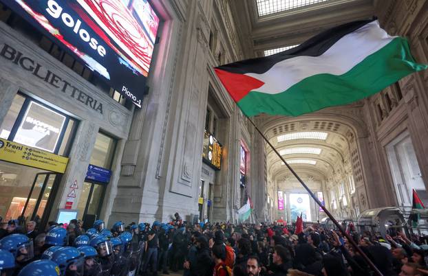 USB union holds nationwide strike, "Let's Block Everything," in solidarity with Gaza, in Milan