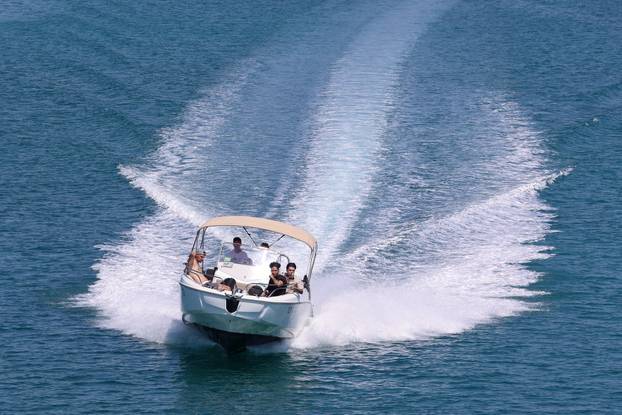 Trogir: Turistički gliseri i taxi brodovi 