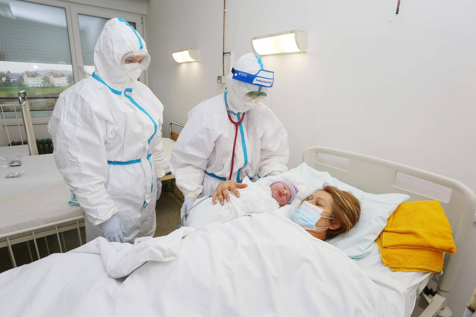 U Općoj bolnici Karlovac carskim rezom uspješno porođena COVID-19 pozitivna majka