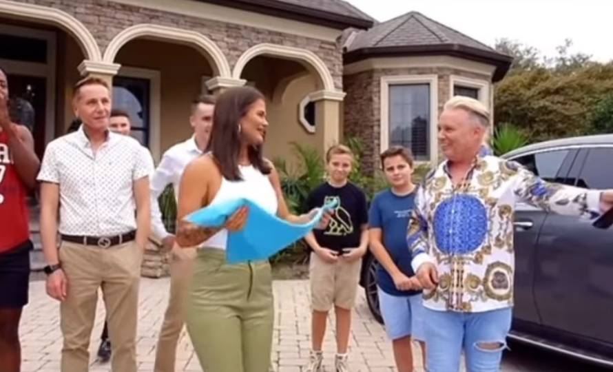 Gay multimilijunaš počastio je svog dragog za Valentinovo: 'Šesti auto koji sam mu kupio'