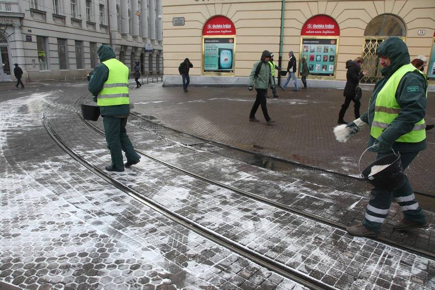 Danas se kuhate, prije 8 godina snijeg zatrpao cijelu Dalmaciju