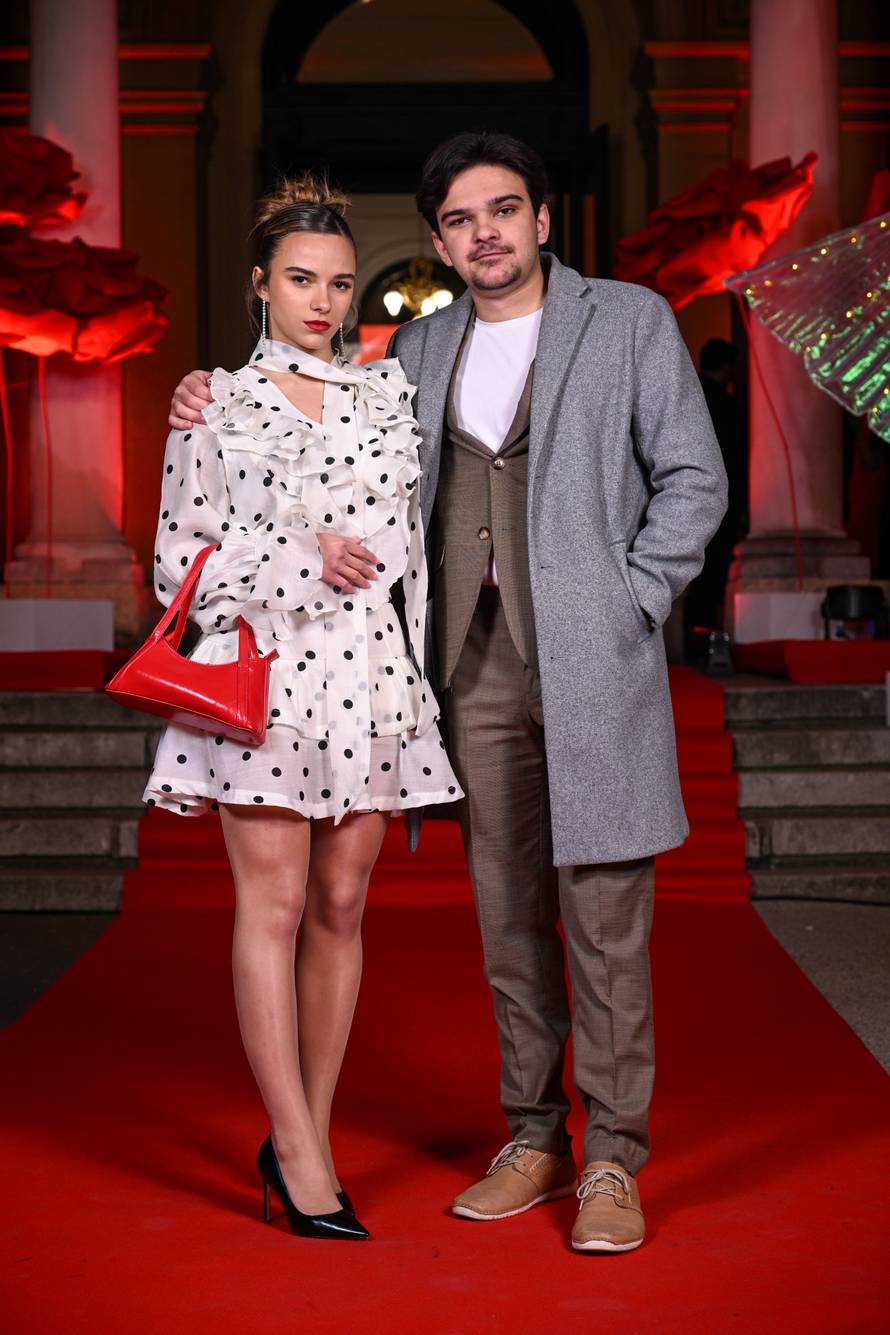 Zagreb: Dolazak uzvanika na dodjelu medijske nagrade "Večernjakova ruža" u Hrvatskom narodnom kazalištu