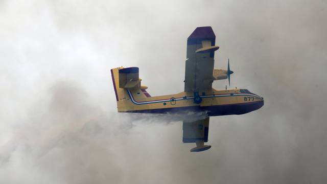 Jak vjetar otežava gašenje požara koji je planuo kod Grebaštice, kanaderi i air tractori u akciji, evakuiraju se stanovnici