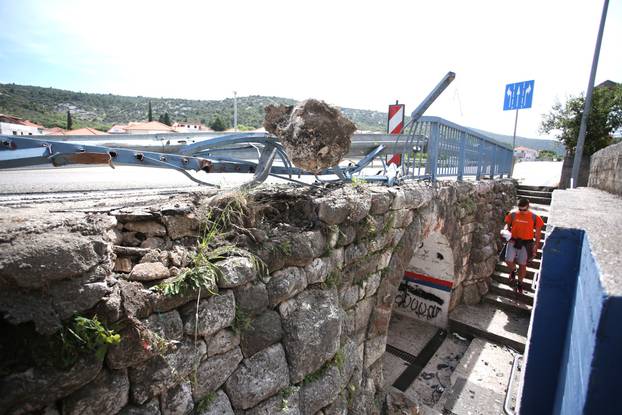 U prometnoj nesreći kod Trogira poginula jedna osoba