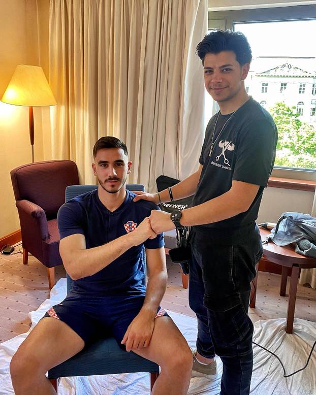 FOTO Tko je brijač 'vatrenih'? Uspio je nagovoriti Modrića na promjenu: 'Perišić? Boljelo me'