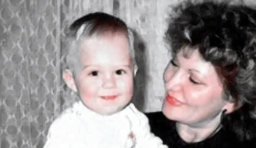 Prepoznajete li dječaka na fotografiji? Danas je jedna od najvećih zvijezda na Balkanu