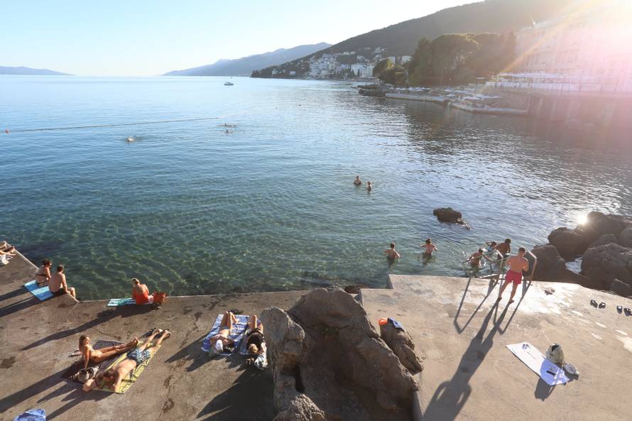 Opatija: Kupa?i na plaži Lido