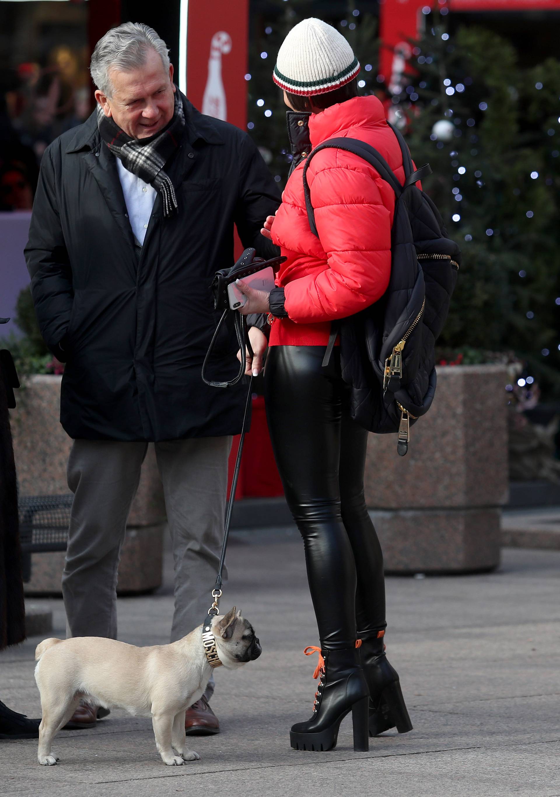 U šetnji: Borna Kotromanić sa psom uskladila modne dodatke