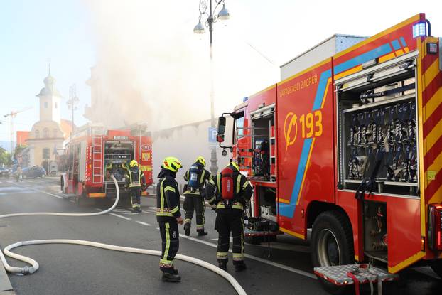 Zagreb: Na dvorišnoj zgradi na Kaptolu izbio je požar, vatrogasci izašli na intervenciju