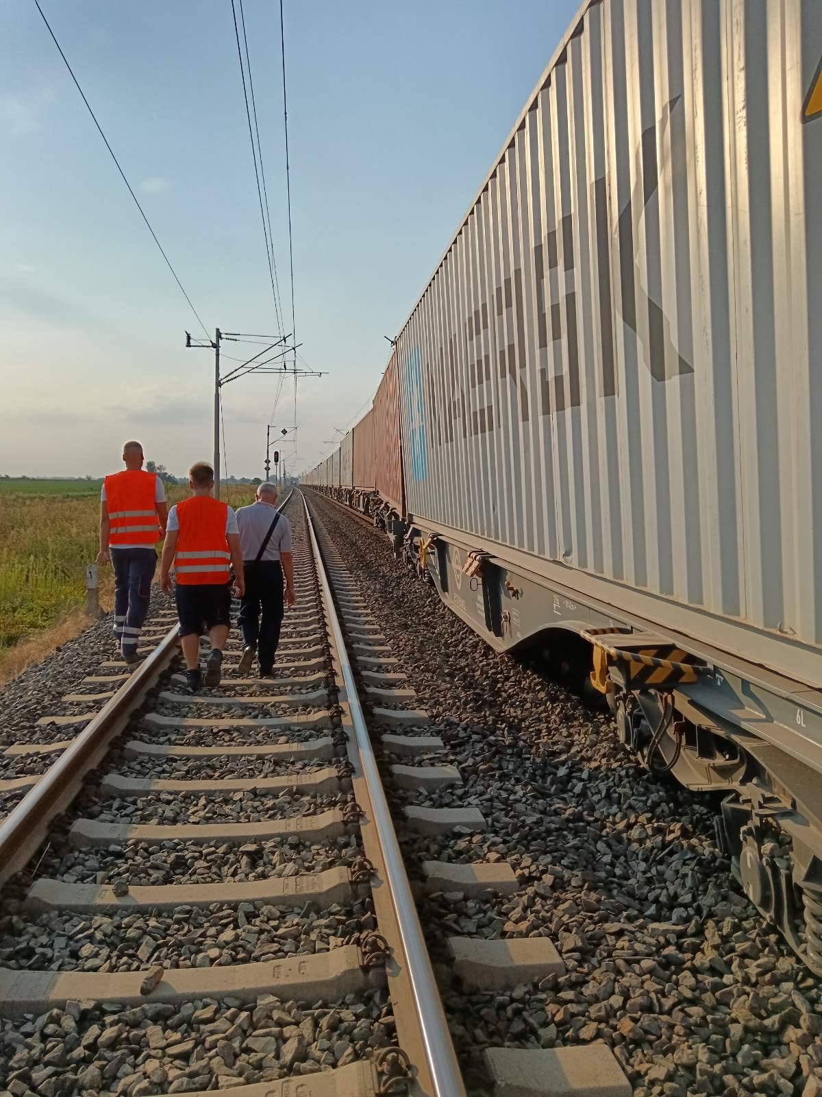 FOTO Nesreća kod Tovarnika: Teretni vlak iskočio s tračnica