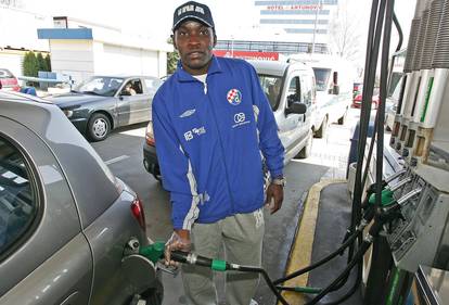 ARHIVA - Igrači Dinama točili gorivo automobilima na benzinskoj pumpi 2007. godine