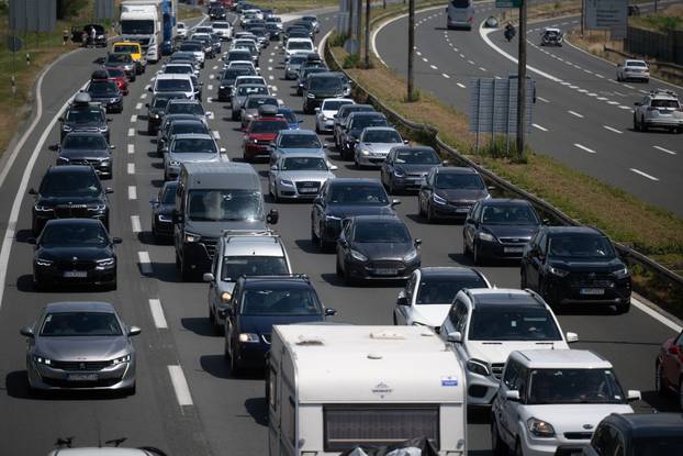 Zagreb: Pojačan promet u smjeru prema moru ispred NP Lučko