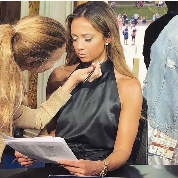 FOTO Incident u studiju Lige prvaka: Voditeljici pukla uska haljina, Henryju su 'bježale oči'