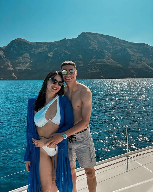 FOTO Od 'Tigrice' do odvjetnice. Ovo su paragvajske i francuske WAGS-ice: Koje su zanosnije?