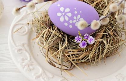 Poseban uzorak na jajima radi se uz pomoć voska ili fine čipke