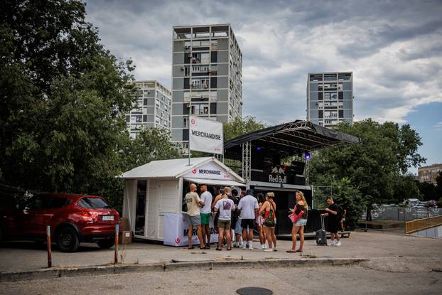 Split : Pred ulazom na Ultra Europe festival stvaraju se gužve za preuzimanje narukvica